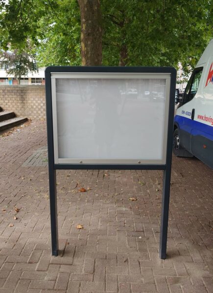 Nieuw geplaatst: aluminium informatiebord in Stadskanaal 3 Maatwerk - Vakwerk. Publicatiebord Superior. Naar keuze met polycarbonaat of gehard veiligheidsgas.